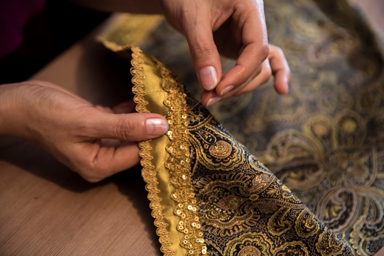 Knitting golden ribbon to the carpet Silk Yarn Exporter India
